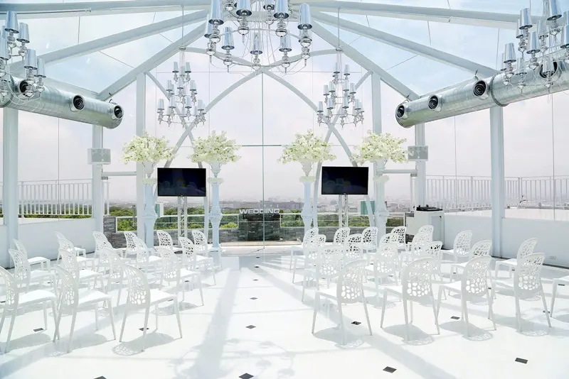 台中 | 浪漫的玻璃教堂婚禮 夢幻的室外草地婚禮 都在球愛物語