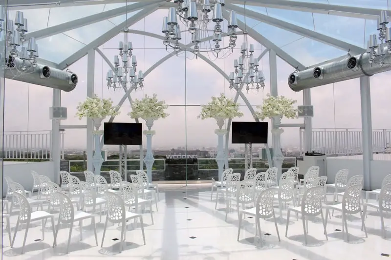 體驗。台中大雅【球愛物語景觀婚禮會館】婚宴餐廳、玻璃教堂、戶外劇場、絕佳景觀視野，同時滿足結婚新人的浪漫想像，與長輩對傳統婚宴的要求。除婚宴菜色，另有午晚餐套餐及下午茶@中科旁台中高爾夫球場(興農球場