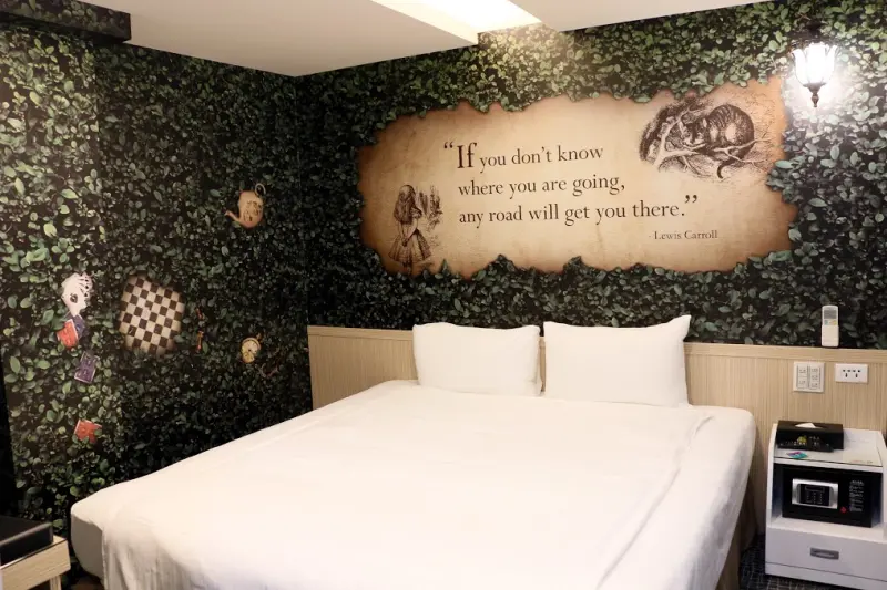 台北。住宿～台北車站主題旅店*愛麗絲迷踪～交通方便機能強。台北平價設計旅店*清翼居三館*童話館(邀約)