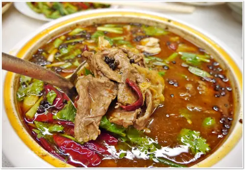 【高雄】貝邑軒干鍋海鮮燒烤‧水煮牛‧香麻帶勁，不麻不過癮，辣度十足火力全開