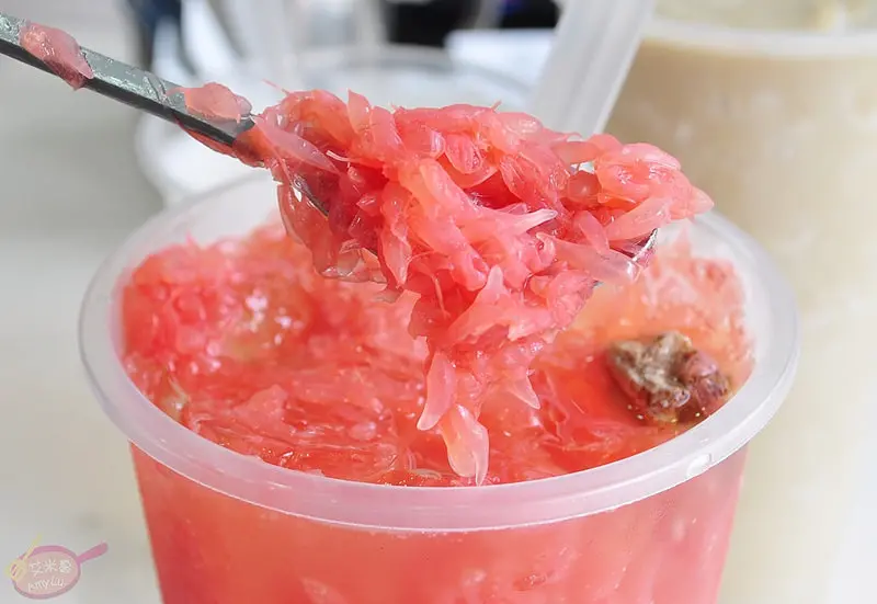 300%BAR。一中商圈手搖飲品。大推爆料紅葡萄柚綠茶、翠玉檸檬、選用東海鮮奶的綠豆沙牛奶。支持選用在地小農之愛逮丸店家 ^^b