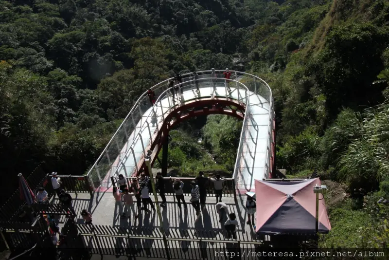 【南投中寮】龍鳳瀑布．U型玻璃橋「天空步道」半日小旅行
