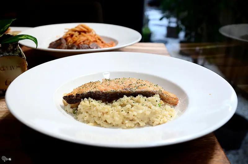 【板橋。豚】愜庭Chatting，平日不限時咖啡廳，從來沒看過這麼大塊的鮭魚燉飯！