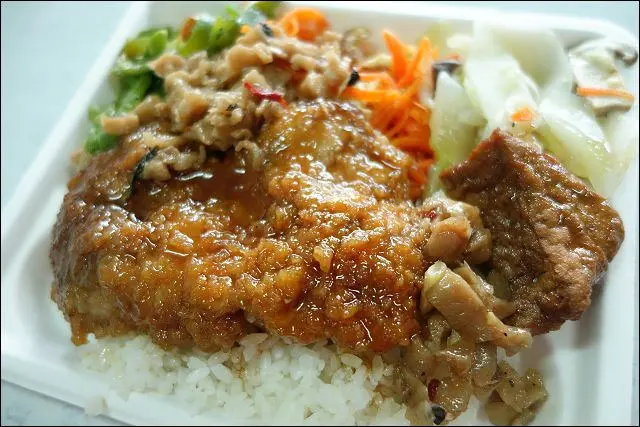 《捷運板南線/新埔站美食》板橋小政排骨大王~網友留言推薦的滷排骨便當！