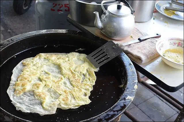 《小姑食記/捷運板南線/江子翠站美食》松柏街4號無店名蛋餅~手工現桿超大張蛋餅．文末有板橋好吃蛋餅懶人包整理