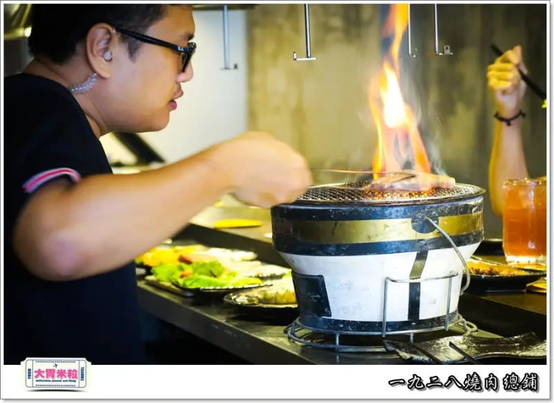 大胃米粒【高雄單點燒肉推薦】一九二八燒肉總鋪/1928燒肉總舖。優質平價單點燒肉店！大推每日限定[匈牙利綿羊豬]~外加小鮮肉帥哥代烤服務喔！