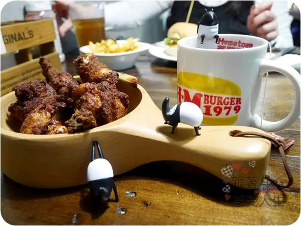 美食。餐廳│ 台北萬華區 西門町捷運站 H.M Burger / Hometown&茉莉漢堡西門店 西門町美國街美食 西門美式餐廳 美式漢堡堡 ❤跟著Livia享受人生❤