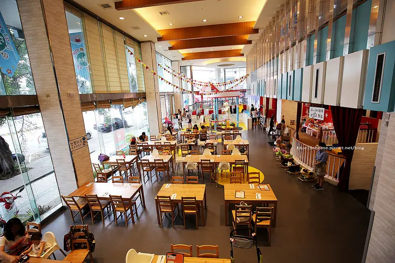 【台中北區】大樹先生 崇德店 - 極光馬戲團.200坪旗艦店.極光球池.玩娃娃屋.感溫極光牆.牆面塗鴉區.馬戲農場.溜滑梯沙坑.泡泡斗篷.虎衣虎帽免費抓週.學齡前兒童親子餐廳.十大必去餐廳之一到台中.