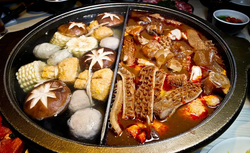 麻凡麻辣鴛鴦石頭火鍋 南京復興站講究食材的麻辣鍋, 鴨血好吃, 還有『蝦到爆』拼盤也是痛風鍋喔