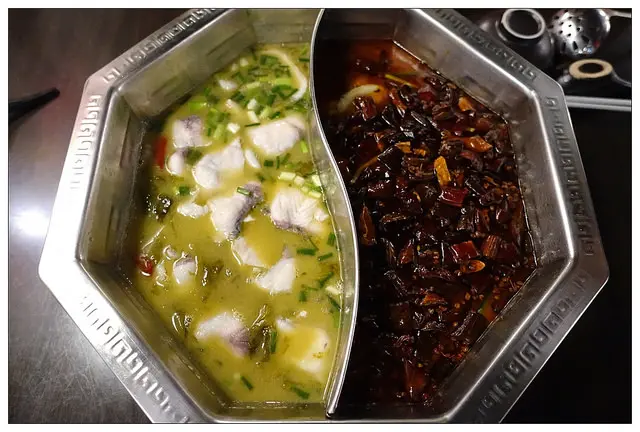 【台北中山區】☼中國瘋實料火鍋☼不一樣的火鍋店。必點鴛鴦魚鍋。重慶酸菜魚+水煮魚 湯頭濃郁麻辣噴香 魚片滑口超正點!
