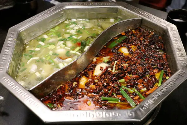 【羽諾食記】中國瘋實料火鍋店♥現撈活魚實料火鍋~重慶水煮魚&重慶酸菜魚鴛鴦鍋♥台北長安東路火鍋              