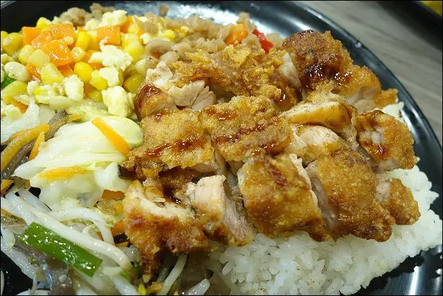 《捷運板南線/新埔站美食》板橋美味快餐~原候快餐．有換季折扣的板橋便當老店新開！