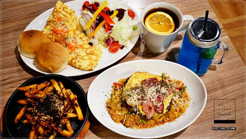 【At • First Brunch 緣來】雙連輕食～活力的早餐就從輕食類下手，價格平價，ＣＰ值又高，超值推薦北海燻鮭魚歐姆雷／花生巧克力醬脆薯／藍色珊瑚礁氣泡飲料