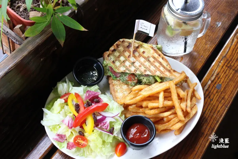 [ 雙連站美食 ] 淺藍 × At • First Brunch 緣來～赤峰街早午餐漢堡帕里尼義大利麵