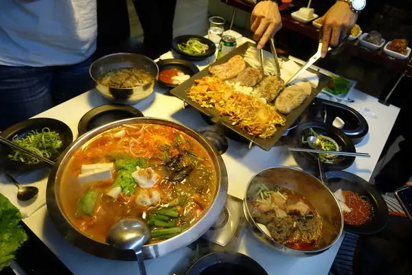 韓國八色烤肉，台北東區美食推薦，CP值高的韓國正宗八色烤肉，合適歡樂聚餐、享受大口吃肉的爽快感