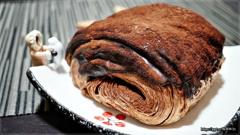 【新北美食】新店家樂福／七張捷運站～74%比利時濃郁巧克力，千層酥麵包，層層好滋味，吃到嘴巴跟手髒兮兮，一顆只賣$49元