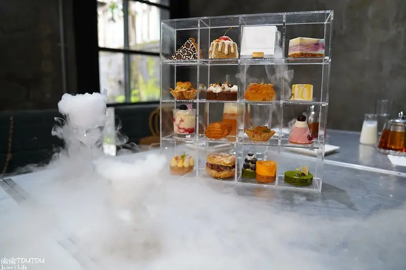 【台中西區｜美食】偷偷。超浮誇16格下午茶夢幻登場，建議提前預訂，有華麗蛋糕也有鹹派，口味不錯喔