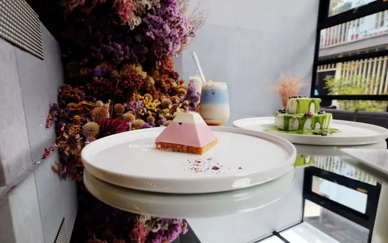 台中西區│偷偷Toutou Cuisine-在精明商圈巷弄唯美玻璃屋乾燥花包圍.偷偷吃雙層心型夢幻抹茶和粉嫩金字塔甜點 - 藍色起士的美食主義