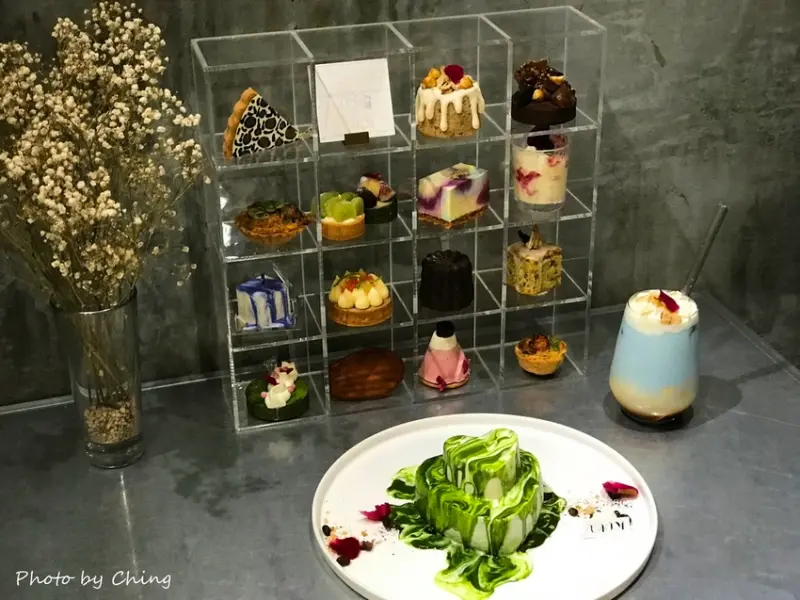 【台中‧西區】 偷偷Toutou Cuisine-4*4十六宮格甜點櫃玻璃屋建築夢幻登場