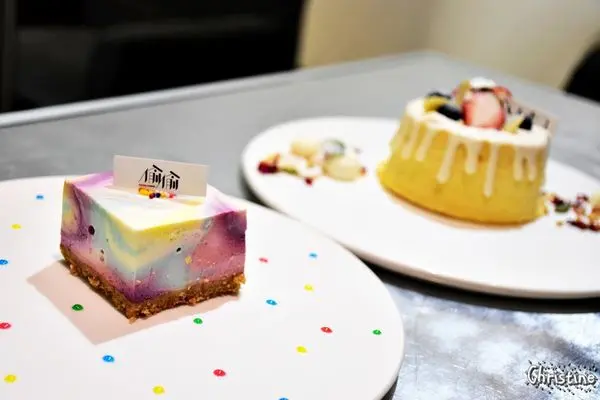 【台中。美食】西區 / 偷偷，繽紛點綴的彩虹蛋糕，夢幻下午茶，手作甜點，ig熱門打卡地標