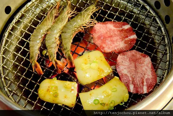 花花，甲飽沒【台北食記】赤燒日式燒肉 白蝦吃到飽 燒烤+日本料理一次滿足 捷運中山國小站美食餐廳推薦