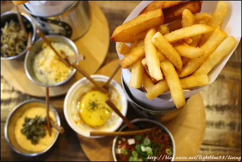 [ 國父紀念館站美食 ] Rhodys Bar & Restaurant～精釀啤酒X十種沾醬薯條、101洋蔥圈、炸雞翅，樣樣對味