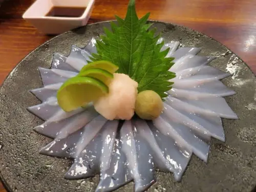 *台北中山*時代1931居酒屋，薄切花枝/稻草燒松阪豬/炸雞佐照燒蛋黃醬/明太子披薩/台灣拌麵(近中山捷運站4號出口)