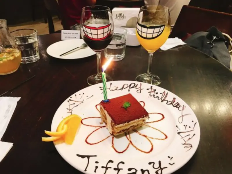 《台北❤️大安》JAPOLI義大利餐酒館，超可愛大嘴造型酒杯🍷特色拼搭披薩🍕一次吃到四種口味好滿足～