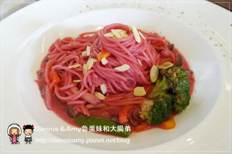 《推薦新竹親子餐廳》乾泰豐親子餐廳-二訪食記 美味蔬食餐點。下午茶。兒童餐。室內外遊戲室。彈跳床。寒假DIY課程。平日卡拉OK歡唱︱壽星變裝驚喜 餐點價位分享（附影片）