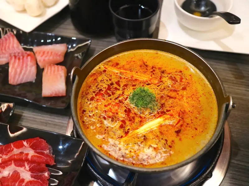 珍杏擱牛奶鍋物：新口味鍋物上市啦！泰式酸辣牛奶鍋，酸辣香醇很夠味！南瓜牛奶鍋，濃郁南瓜風味！｜台南牛奶鍋首選。綠光牧場直送鮮奶 - 進食的巨鼠