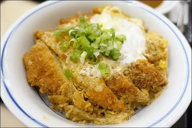 《小姑食記/捷運板南線/HOYII台北車站美食》吉豚屋KATSUYA~日本最大平價連鎖豬排專賣．台灣1號店新開幕，避開用餐尖峰時間就不用排啦！