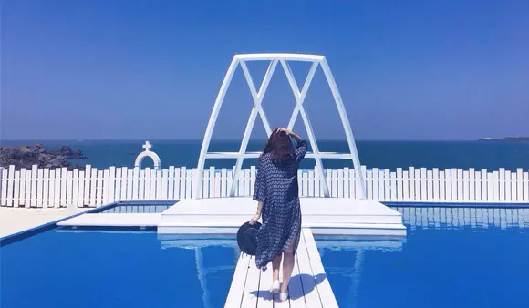 北海岸石門一日遊｜我在地中海吧!「伊莎貝拉風情館」：地中海風秘境咖啡廳，還有巨石神像摩艾可拍照(白沙灣、石門景點、北海岸咖啡廳推薦、外拍景點、台北親子餐廳)