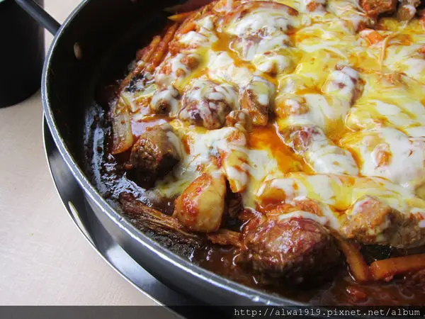 《新竹美食》道地韓國【OMAYA春川炒雞-新竹關新店】厚切沙朗牛排肉質軟嫩！滋味迷人。服務也超貼心喔！適合親子共餐