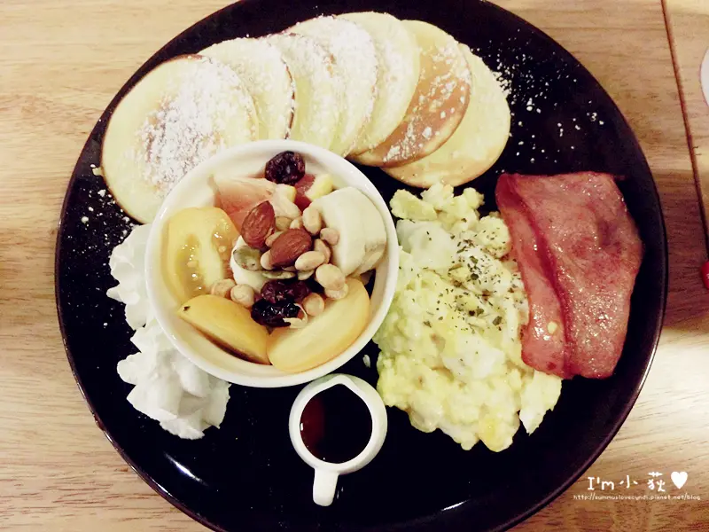 包旺家。三訪!阿托慶祝一歲生日!餐點也還是平價又大份量!早午餐、義大利麵、燉飯、焗烤、鬆餅、炸物!狗狗生日蛋糕!