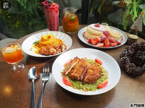 木門咖啡草莓舒芙蕾厚鬆餅，膨鬆軟綿口感配當季草莓，彩色木門搭整片植生牆，超好拍！