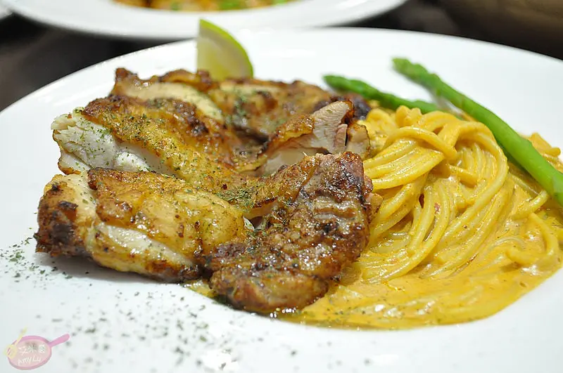 公益路特色咖啡。木門咖啡Wooden Door。香煎鴨胸佐橙汁沙拉/叻沙烤雞腿排義大利麵/鮮草莓冰淇淋鬆餅。全日早午餐鬆餅義大利麵