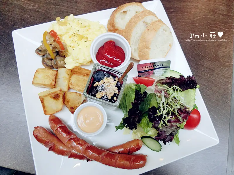 木門咖啡Wooden Door。早午餐Good Morning給你一天滿滿的活力!義大利麵、鬆餅!高挑寬敞木門設計讓你彷彿置身在異國風情中!