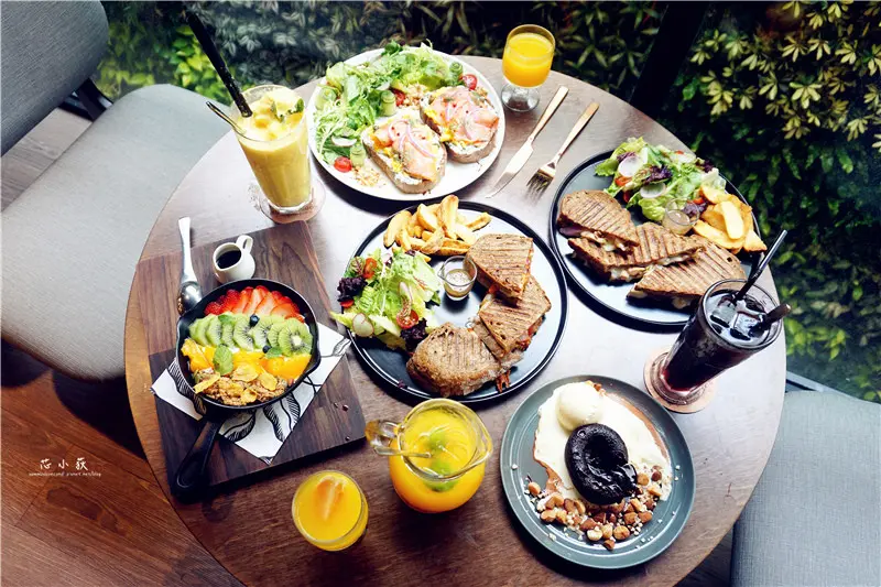 木門咖啡-Wooden Door。台中公益路森林系餐廳，木門裝潢高挑設計，新推出早午餐帕尼尼系列，手作餐點，平價好滋味!