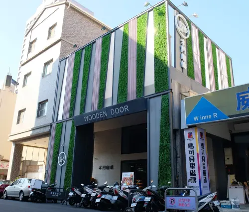 木門咖啡-新推出牛腩咖哩飯，早午餐下午茶晚餐都很可以，台中熱門IG打卡咖啡店！ - 金大佛的奪門而出家網誌