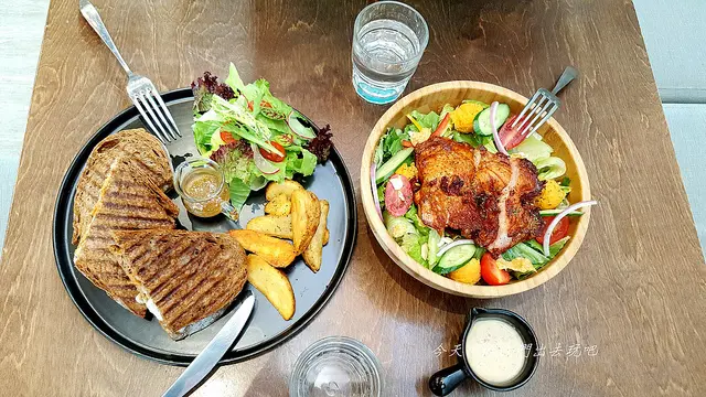 木門咖啡。早午餐。下午茶。繽紛系色彩L型牆木門元素給人一種舒適的感覺。