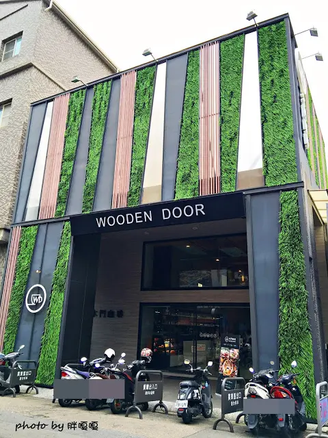 【台中 南屯】木門咖啡Wooden Door~真的有很多道門，空間舒適，很適合來個早午餐或午茶約會~