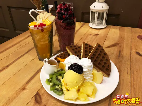 台中南屯美食早午餐》木門咖啡菜單價位大公開！牆面及天花板都是彩色木門的特色咖啡店~推薦私房咖哩牛腩飯、鮮草莓冰淇淋鬆餅、香煎鴨胸佐橙汁沙拉。