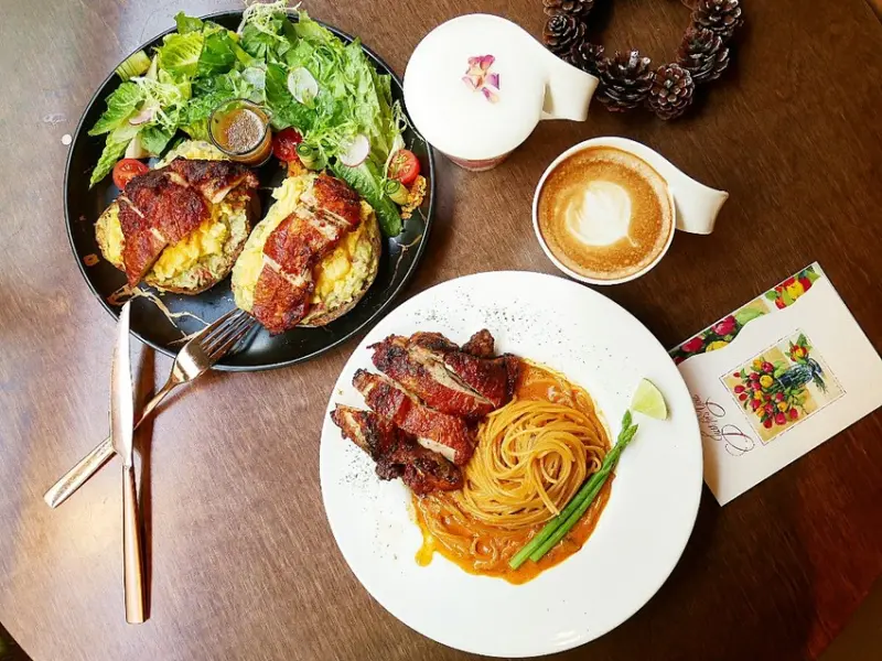 台中南屯區輕食咖啡館，一進們就能看到繽紛木們拼湊的網每牆超好拍，和姊妹來這邊下午茶超棒-木門咖啡Wooden Door  