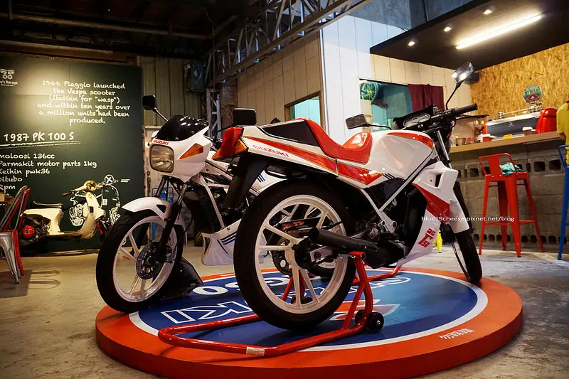 【台中豐原】玩具車庫Toys Garage Cafe - 全台最隱密咖啡館.四海遊龍的鍋貼巷後方大男孩的工業風秘密基地.根本是老闆的收藏大車庫.偉士牌和輕檔車改裝車.以機車為主題的咖啡店