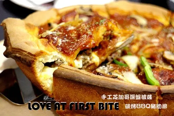 【國父紀念館站】LOVE AT FIRST BITE深盤披薩~厚度5公分，重達一公斤