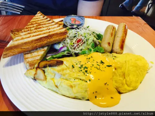 {板橋❤早午餐} 鄰居家NEXT DOOR[厝邊] 江翠分店新開幕首推蘑菇起司歐姆蛋捲