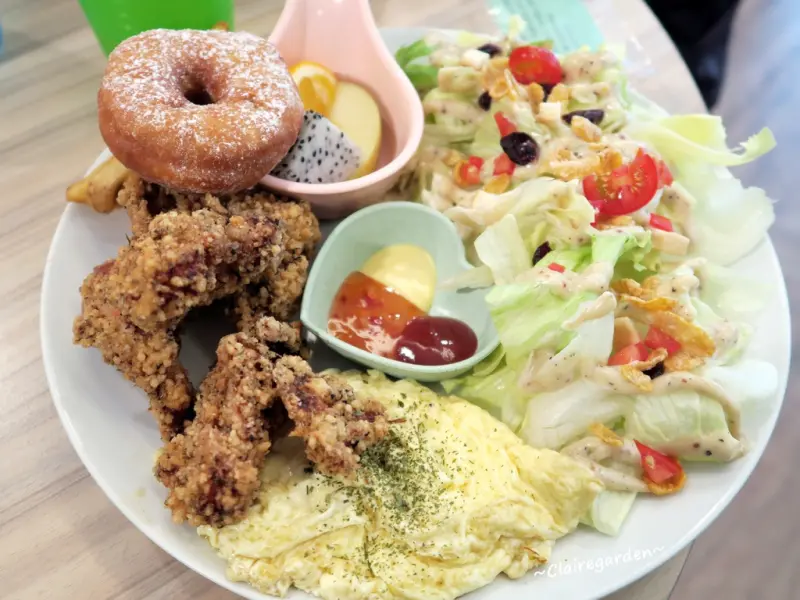 桃園 藝文特區 小咩手作輕食廚房~美味手切炸雞+可愛拉花歐蕾+彩虹優格蛋糕