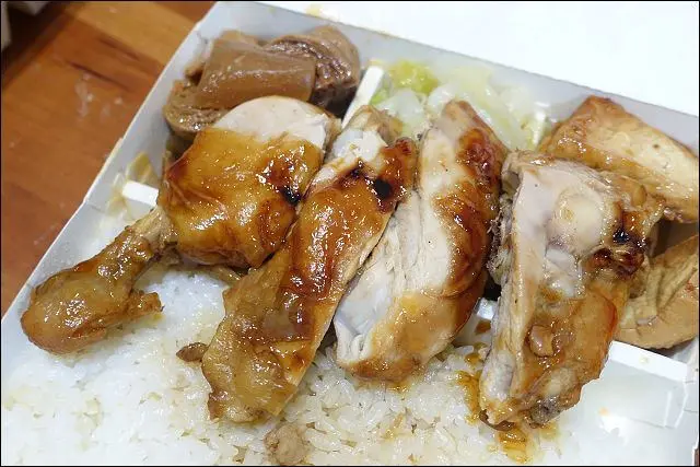 《小姑食記/捷運板南線/浮洲火車站/捷運亞東醫院站》名峰烤肉飯~板橋排隊便當店