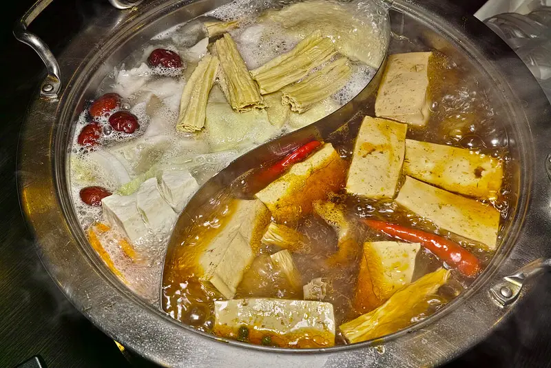 中正紀念堂站 新鮮花椒+傳統口味 又麻又香的鴛鴦鍋!! 倆邀邀食堂