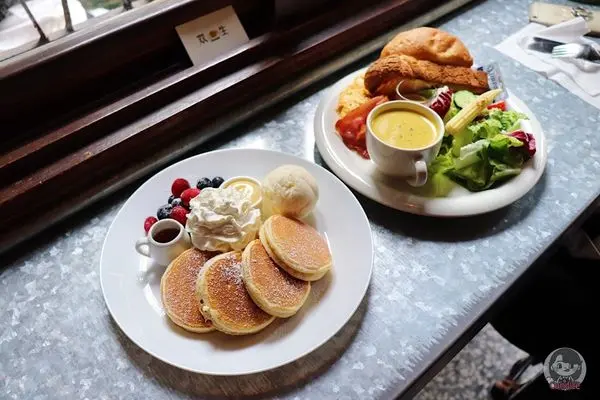 [食記/台南中西區]双生 Shuànsên Cafe 老宅咖啡 大男生也能做出牽魂小圓鬆餅 赤崁樓附近超人氣早午餐綠豆沙牛奶